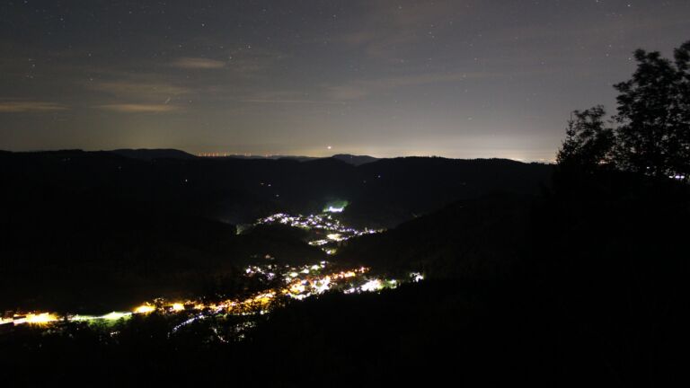 Dieses Bild zeigt eine Webcam-Aufnahme vom Achertal, aufgenommen am Mittwoch, den 14.10.2026 um 23:00 Uhr. Die Temperatur betrug 13.1°C.