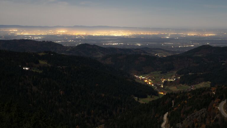 Dieses Bild zeigt eine Webcam-Aufnahme vom Achertal, aufgenommen am Donnerstag, den 06.11.2025 um 00:30 Uhr. Die Temperatur betrug 15.1°C.