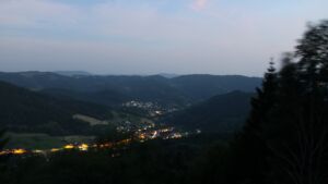 Dieses Bild zeigt eine Webcam-Aufnahme vom Achertal, aufgenommen am Donnerstag, den 25.06.2026 um 22:30 Uhr. Die Temperatur betrug 28.2°C.