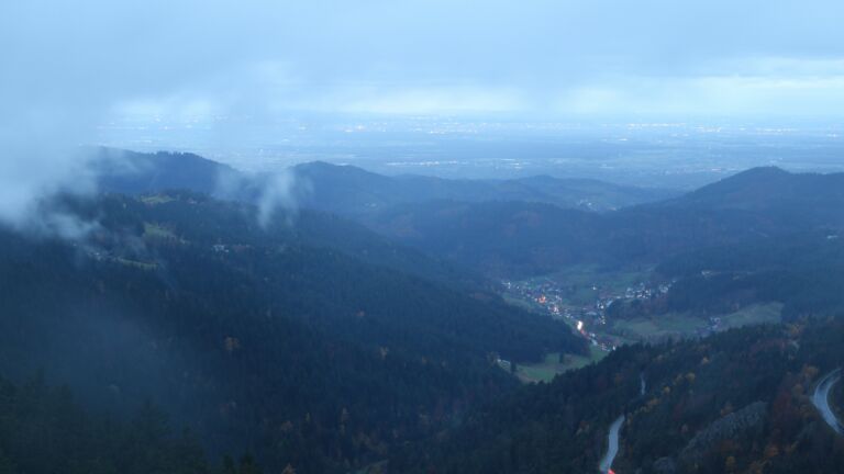 Dieses Bild zeigt eine Webcam-Aufnahme vom Achertal, aufgenommen am Samstag, den 01.11.2025 um 17:20 Uhr. Die Temperatur betrug 10.1°C.