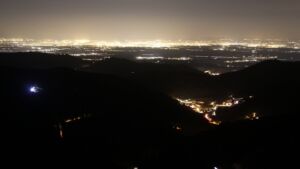 Dieses Bild zeigt eine Webcam-Aufnahme vom Achertal, aufgenommen am Donnerstag, den 18.12.2025 um 18:30 Uhr. Die Temperatur betrug 7.2°C.