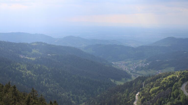 Dieses Bild zeigt eine Webcam-Aufnahme vom Achertal, aufgenommen am Donnerstag, den 08.05.2025 um 17:50 Uhr. Die Temperatur betrug 8.6°C.
