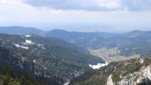 Dieses Bild zeigt eine Webcam-Aufnahme vom Achertal, aufgenommen am Mittwoch, den 01.04.2026 um 14:30 Uhr. Die Temperatur betrug 2.8°C.