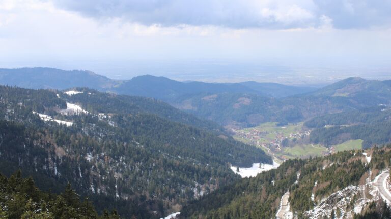 Dieses Bild zeigt eine Webcam-Aufnahme vom Achertal, aufgenommen am Mittwoch, den 01.04.2026 um 14:30 Uhr. Die Temperatur betrug 2.8°C.