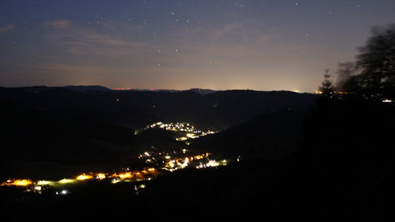 Dieses Bild zeigt eine Webcam-Aufnahme vom Achertal, aufgenommen am Montag, den 13.07.2026 um 03:50 Uhr. Die Temperatur betrug 21.4°C.