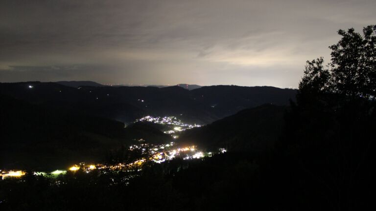 Dieses Bild zeigt eine Webcam-Aufnahme vom Achertal, aufgenommen am Mittwoch, den 07.10.2026 um 20:20 Uhr. Die Temperatur betrug 18°C.
