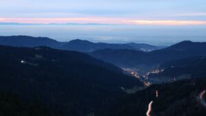 Dieses Bild zeigt eine Webcam-Aufnahme vom Achertal, aufgenommen am Dienstag, den 16.12.2025 um 17:10 Uhr. Die Temperatur betrug 5.6°C.