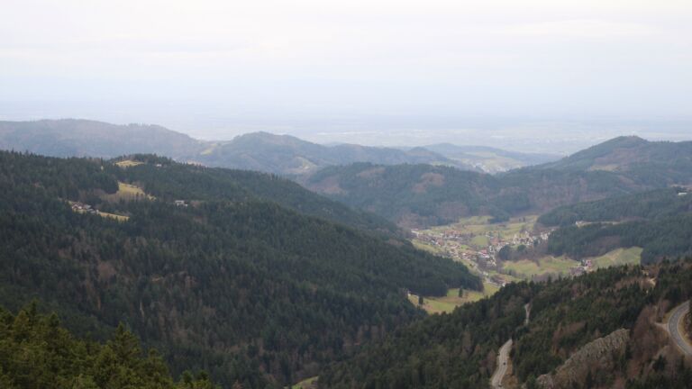 Dieses Bild zeigt eine Webcam-Aufnahme vom Achertal, aufgenommen am Freitag, den 19.12.2025 um 12:30 Uhr. Die Temperatur betrug 7.5°C.