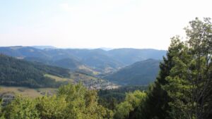 Dieses Bild zeigt eine Webcam-Aufnahme vom Achertal, aufgenommen am Samstag, den 15.08.2026 um 18:30 Uhr. Die Temperatur betrug 32.8°C.