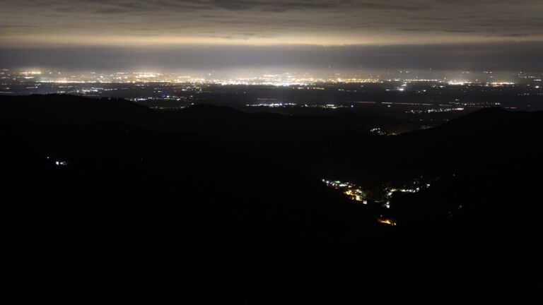 Dieses Bild zeigt eine Webcam-Aufnahme vom Achertal, aufgenommen am Samstag, den 18.10.2025 um 01:00 Uhr. Die Temperatur betrug 5.4°C.