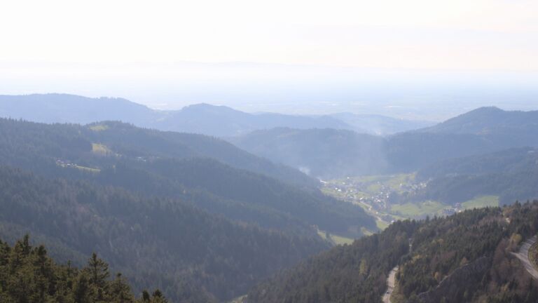 Dieses Bild zeigt eine Webcam-Aufnahme vom Achertal, aufgenommen am Donnerstag, den 09.04.2026 um 18:00 Uhr. Die Temperatur betrug 14.3°C.