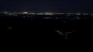 Dieses Bild zeigt eine Webcam-Aufnahme vom Achertal, aufgenommen am Montag, den 27.04.2026 um 05:00 Uhr. Die Temperatur betrug 9.9°C.