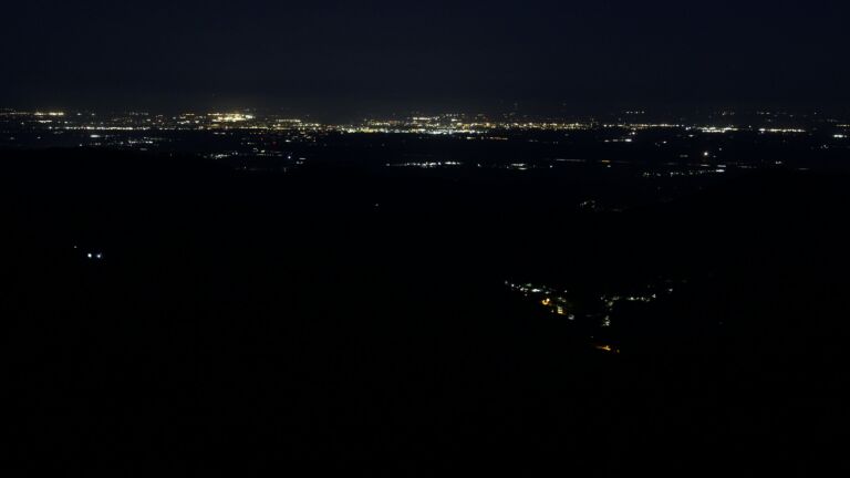 Dieses Bild zeigt eine Webcam-Aufnahme vom Achertal, aufgenommen am Montag, den 27.04.2026 um 05:00 Uhr. Die Temperatur betrug 9.9°C.