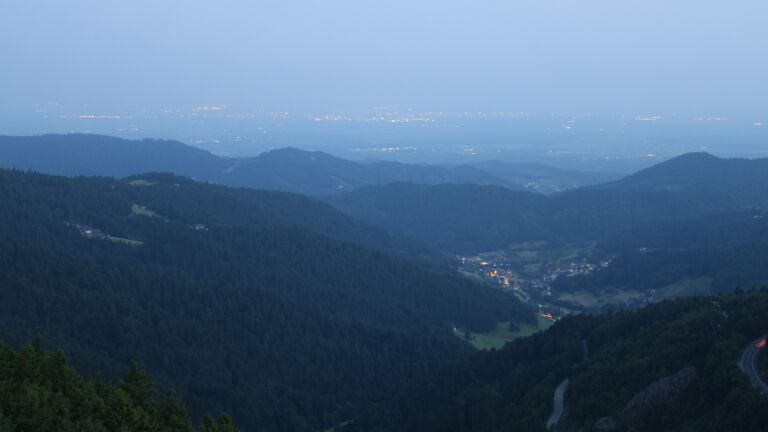 Dieses Bild zeigt eine Webcam-Aufnahme vom Achertal, aufgenommen am Samstag, den 14.06.2025 um 04:40 Uhr. Die Temperatur betrug 23.4°C.