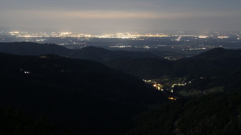 Dieses Bild zeigt eine Webcam-Aufnahme vom Achertal, aufgenommen am Samstag, den 12.07.2025 um 03:10 Uhr. Die Temperatur betrug 12.4°C.