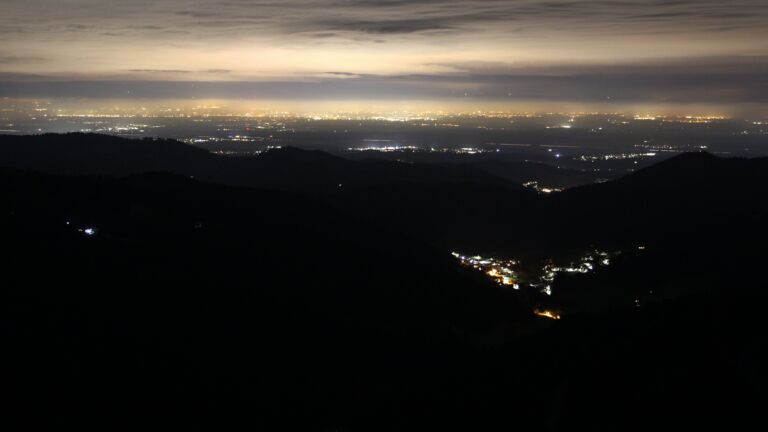 Dieses Bild zeigt eine Webcam-Aufnahme vom Achertal, aufgenommen am Montag, den 10.11.2025 um 22:30 Uhr. Die Temperatur betrug 4.6°C.