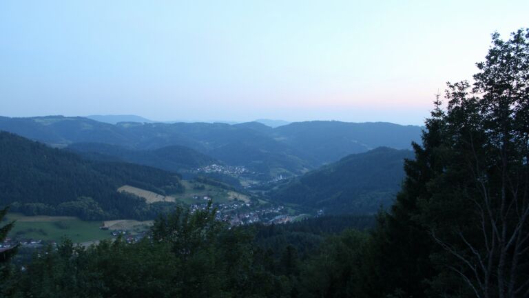 Dieses Bild zeigt eine Webcam-Aufnahme vom Achertal, aufgenommen am Montag, den 22.06.2026 um 22:00 Uhr. Die Temperatur betrug 26.1°C.