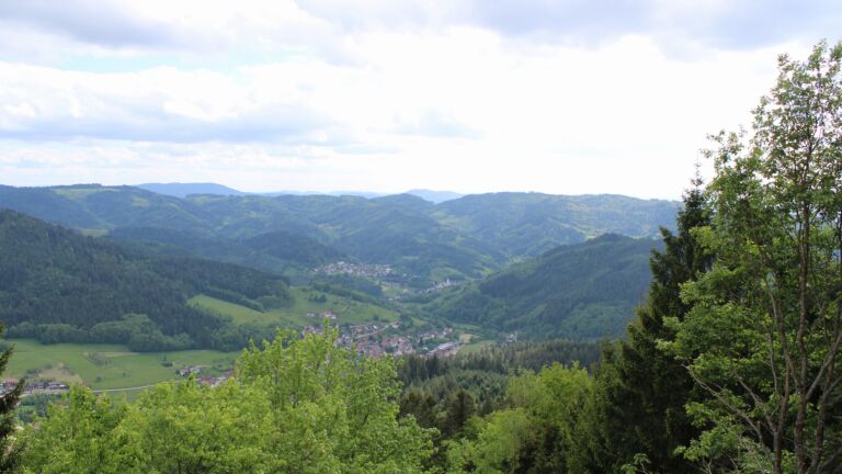Dieses Bild zeigt eine Webcam-Aufnahme vom Achertal, aufgenommen am Dienstag, den 12.05.2026 um 17:00 Uhr. Die Temperatur betrug 7.6°C.