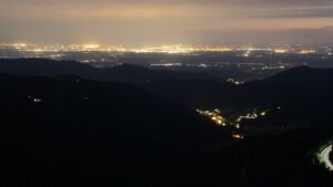 Dieses Bild zeigt eine Webcam-Aufnahme vom Achertal, aufgenommen am Freitag, den 04.07.2025 um 23:10 Uhr. Die Temperatur betrug 17.3°C.