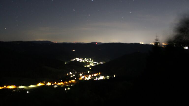 Dieses Bild zeigt eine Webcam-Aufnahme vom Achertal, aufgenommen am Freitag, den 22.05.2026 um 00:30 Uhr. Die Temperatur betrug 15.6°C.