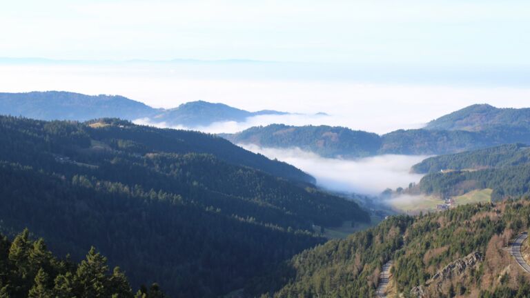 Dieses Bild zeigt eine Webcam-Aufnahme vom Achertal, aufgenommen am Sonntag, den 21.12.2025 um 13:00 Uhr. Die Temperatur betrug 7.5°C.