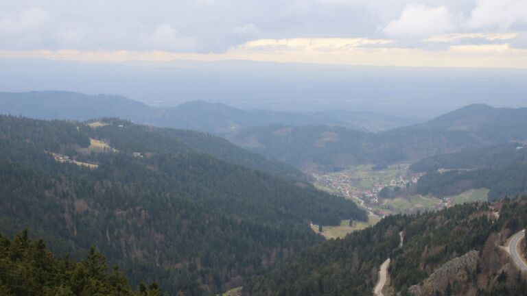 Dieses Bild zeigt eine Webcam-Aufnahme vom Achertal, aufgenommen am Samstag, den 28.02.2026 um 14:00 Uhr. Die Temperatur betrug 5.6°C.