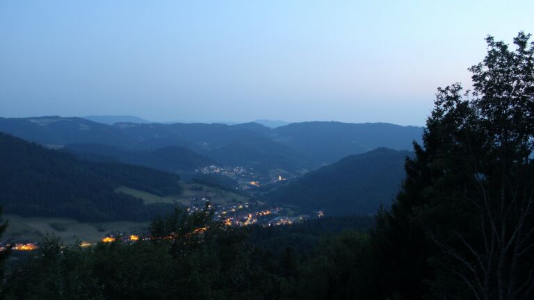 Dieses Bild zeigt eine Webcam-Aufnahme vom Achertal, aufgenommen am Donnerstag, den 30.07.2026 um 21:50 Uhr. Die Temperatur betrug 24.5°C.