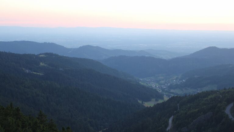 Dieses Bild zeigt eine Webcam-Aufnahme vom Achertal, aufgenommen am Sonntag, den 29.06.2025 um 21:50 Uhr. Die Temperatur betrug 22°C.