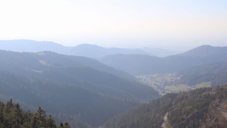 Dieses Bild zeigt eine Webcam-Aufnahme vom Achertal, aufgenommen am Mittwoch, den 04.03.2026 um 16:10 Uhr. Die Temperatur betrug 9.4°C.