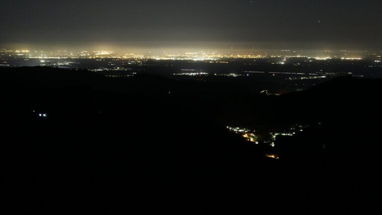 Dieses Bild zeigt eine Webcam-Aufnahme vom Achertal, aufgenommen am Samstag, den 25.04.2026 um 04:10 Uhr. Die Temperatur betrug 10.1°C.