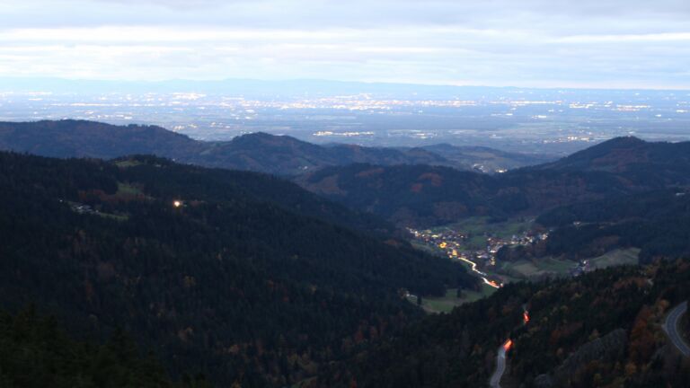 Dieses Bild zeigt eine Webcam-Aufnahme vom Achertal, aufgenommen am Dienstag, den 28.10.2025 um 17:40 Uhr. Die Temperatur betrug 5.6°C.