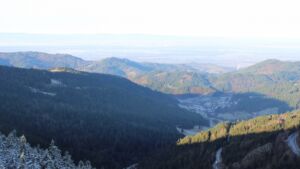 Dieses Bild zeigt eine Webcam-Aufnahme vom Achertal, aufgenommen am Montag, den 01.12.2025 um 09:20 Uhr. Die Temperatur betrug 0.7°C.