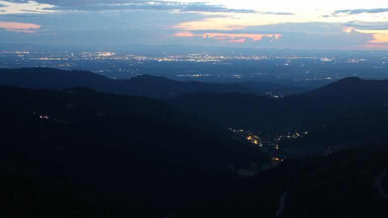 Dieses Bild zeigt eine Webcam-Aufnahme vom Achertal, aufgenommen am Donnerstag, den 24.07.2025 um 22:10 Uhr. Die Temperatur betrug 13.7°C.