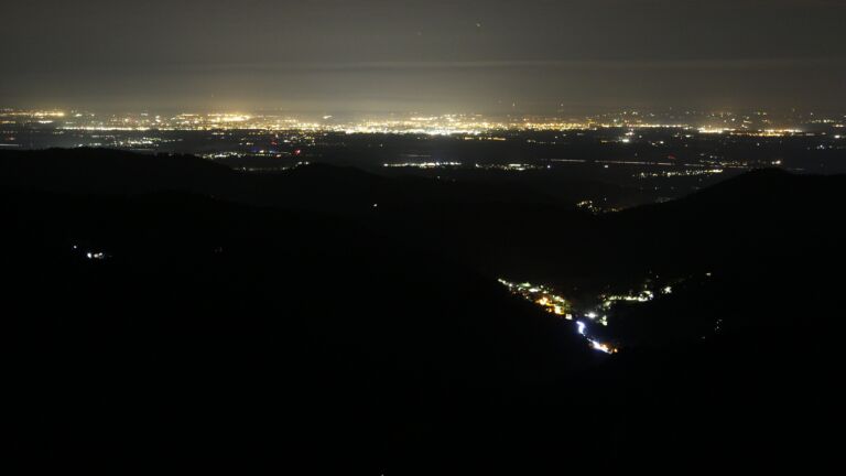 Dieses Bild zeigt eine Webcam-Aufnahme vom Achertal, aufgenommen am Freitag, den 19.09.2025 um 23:30 Uhr. Die Temperatur betrug 22.6°C.