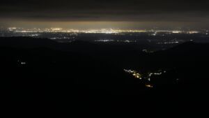 Dieses Bild zeigt eine Webcam-Aufnahme vom Achertal, aufgenommen am Dienstag, den 14.10.2025 um 01:00 Uhr. Die Temperatur betrug 6.1°C.
