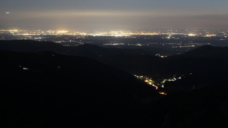 Dieses Bild zeigt eine Webcam-Aufnahme vom Achertal, aufgenommen am Freitag, den 11.07.2025 um 23:20 Uhr. Die Temperatur betrug 13.3°C.