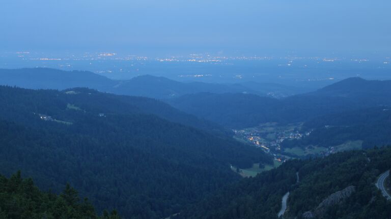 Dieses Bild zeigt eine Webcam-Aufnahme vom Achertal, aufgenommen am Samstag, den 26.07.2025 um 05:20 Uhr. Die Temperatur betrug 13.8°C.