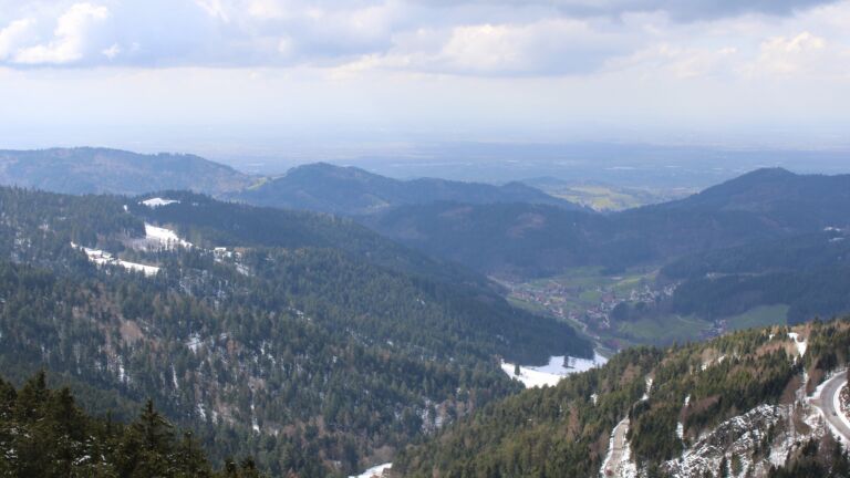 Dieses Bild zeigt eine Webcam-Aufnahme vom Achertal, aufgenommen am Mittwoch, den 01.04.2026 um 14:50 Uhr. Die Temperatur betrug 2.6°C.