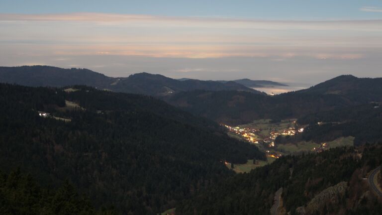 Dieses Bild zeigt eine Webcam-Aufnahme vom Achertal, aufgenommen am Donnerstag, den 04.12.2025 um 22:30 Uhr. Die Temperatur betrug 1.7°C.