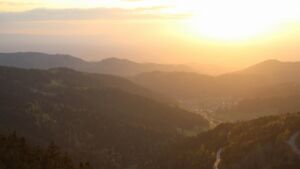 Dieses Bild zeigt eine Webcam-Aufnahme vom Achertal, aufgenommen am Samstag, den 18.04.2026 um 20:00 Uhr. Die Temperatur betrug 12.8°C.