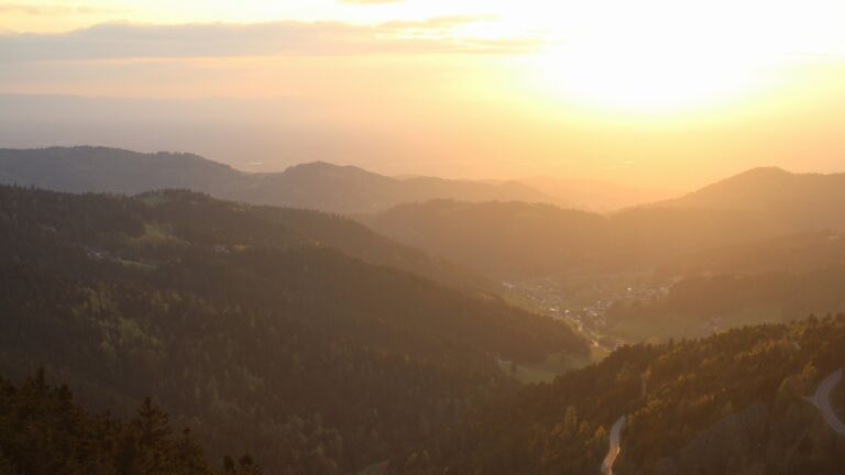 Dieses Bild zeigt eine Webcam-Aufnahme vom Achertal, aufgenommen am Samstag, den 18.04.2026 um 20:00 Uhr. Die Temperatur betrug 12.8°C.