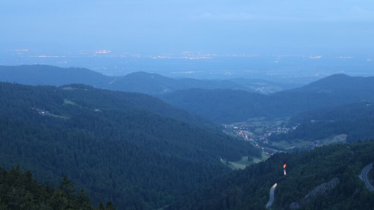 Dieses Bild zeigt eine Webcam-Aufnahme vom Achertal, aufgenommen am Freitag, den 23.05.2025 um 05:00 Uhr. Die Temperatur betrug 3.6°C.