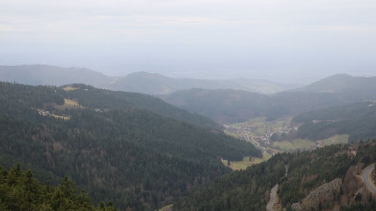 Dieses Bild zeigt eine Webcam-Aufnahme vom Achertal, aufgenommen am Freitag, den 19.12.2025 um 13:20 Uhr. Die Temperatur betrug 7.4°C.