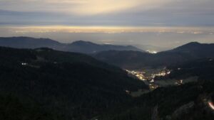 Dieses Bild zeigt eine Webcam-Aufnahme vom Achertal, aufgenommen am Mittwoch, den 03.12.2025 um 19:00 Uhr. Die Temperatur betrug 4.6°C.