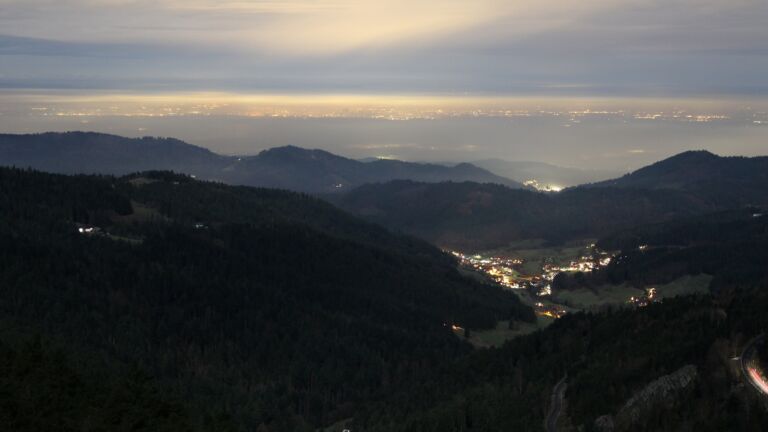 Dieses Bild zeigt eine Webcam-Aufnahme vom Achertal, aufgenommen am Mittwoch, den 03.12.2025 um 19:00 Uhr. Die Temperatur betrug 4.6°C.