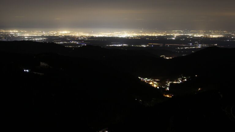 Dieses Bild zeigt eine Webcam-Aufnahme vom Achertal, aufgenommen am Donnerstag, den 15.01.2026 um 22:30 Uhr. Die Temperatur betrug 5.2°C.