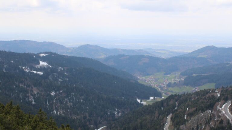 Dieses Bild zeigt eine Webcam-Aufnahme vom Achertal, aufgenommen am Freitag, den 03.04.2026 um 14:20 Uhr. Die Temperatur betrug 5.4°C.