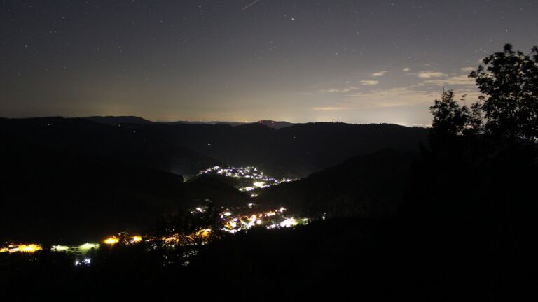 Dieses Bild zeigt eine Webcam-Aufnahme vom Achertal, aufgenommen am Donnerstag, den 17.09.2026 um 05:30 Uhr. Die Temperatur betrug 10.8°C.