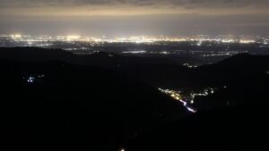 Dieses Bild zeigt eine Webcam-Aufnahme vom Achertal, aufgenommen am Samstag, den 18.04.2026 um 21:50 Uhr. Die Temperatur betrug 12.1°C.