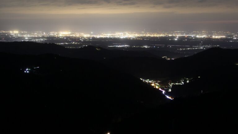 Dieses Bild zeigt eine Webcam-Aufnahme vom Achertal, aufgenommen am Samstag, den 18.04.2026 um 21:50 Uhr. Die Temperatur betrug 12.1°C.